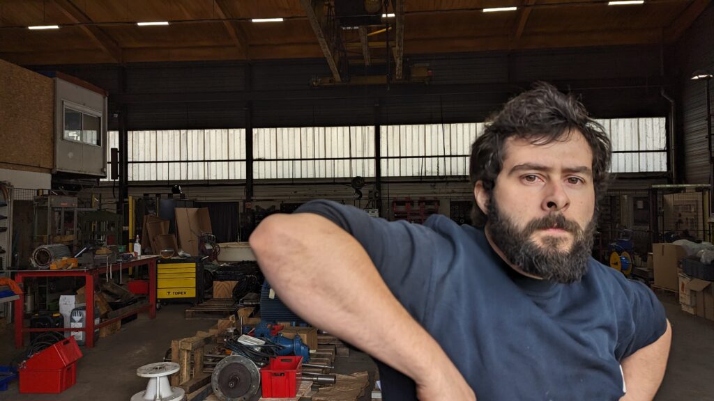 Technicien dans l'atelier de maintenance industrielle de Mérignac