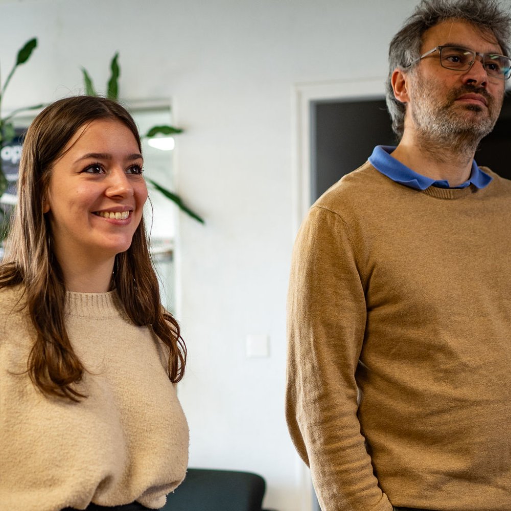 Deux membres de l'équipe ase-serem dans les bureaux de Mérignac